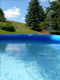 Der kleine Pool mit Spielplatz im Hintergrund