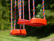 Die Schaukel auf dem kleinen Spielplatz