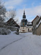 Blick auf die winterliche Kirche